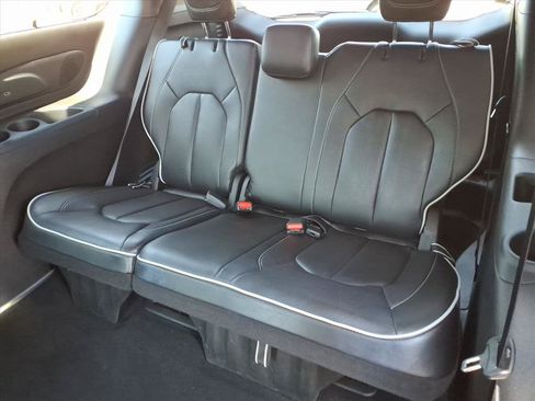 Used 2025 Chrysler Pacifica Limited FWD image 14