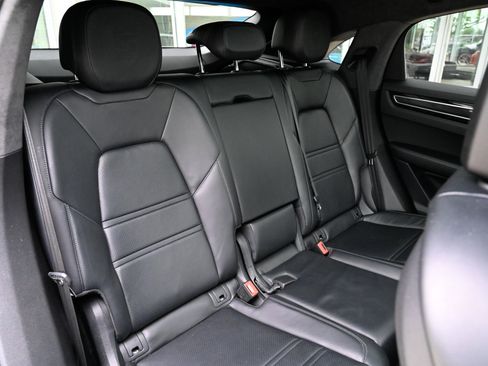 Used 2021 Porsche Cayenne Turbo AWD/4WD image 52