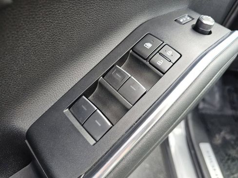 Used 2025 Toyota Highlander Limited AWD/4WD image 29