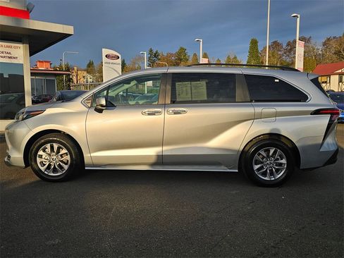 Certified 2024 Toyota Sienna XLE image 4