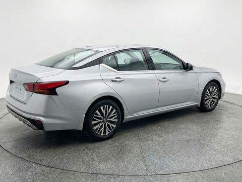 Used 2025 Nissan Altima 2.5 SV image 9