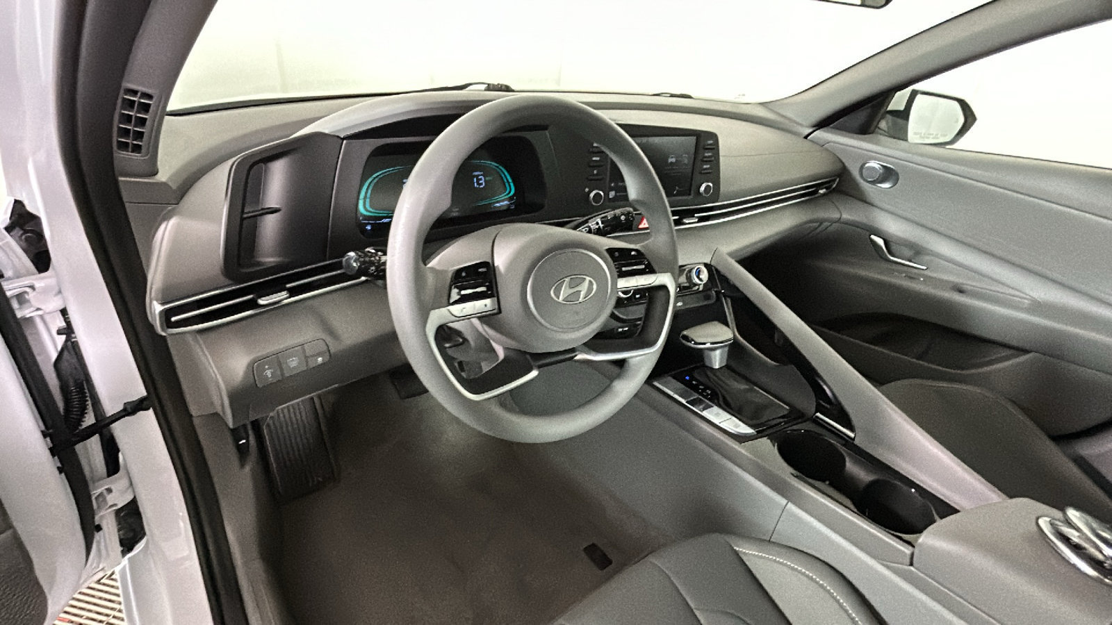 Used 2025 Hyundai Elantra Hybrid FWD image 17