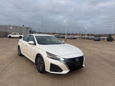 Used 2023 Nissan Altima 2.5 SV w/ SV Premium Package image 1