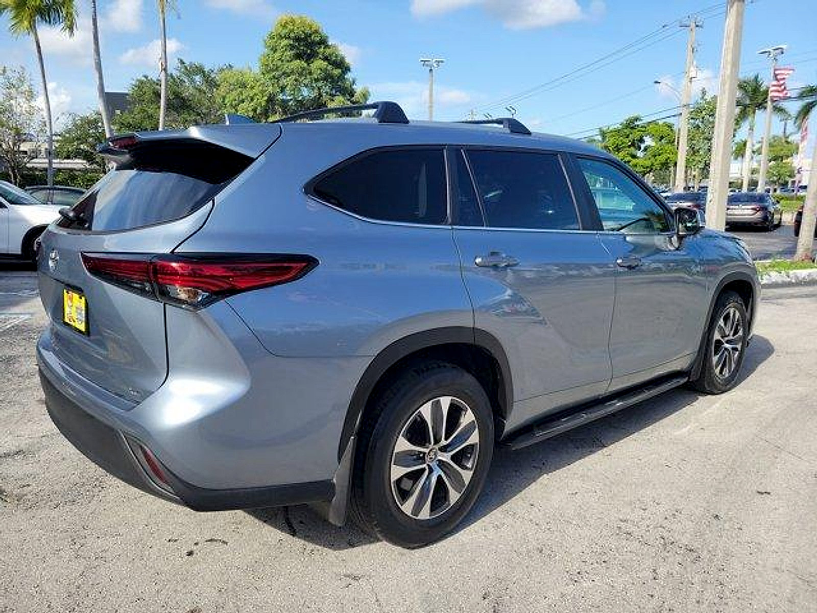 Used 2023 Toyota Highlander XLE FWD image 7