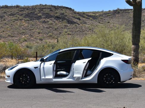 Used 2022 Tesla Model 3 Long Range AWD/4WD image 7