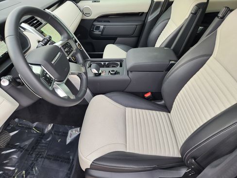 Certified 2025 Land Rover Discovery S image 14