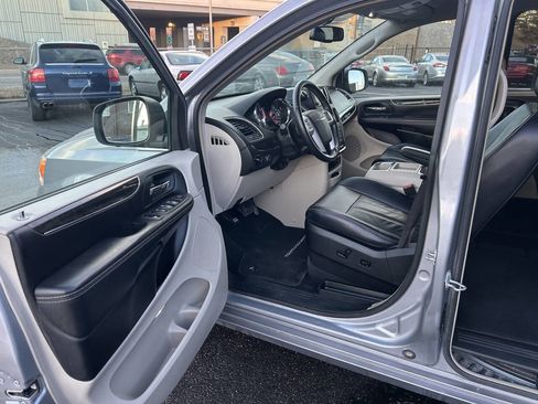 Used 2015 Chrysler Town & Country Touring image 14