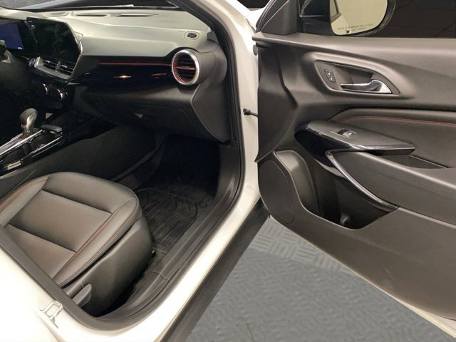 Used 2025 Chevrolet Trax RS w/ Sunroof Package FWD image 21