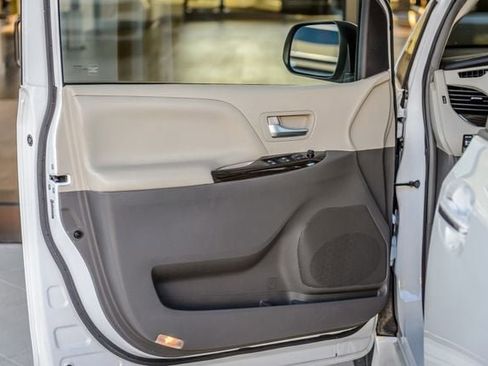 Used 2018 Toyota Sienna XLE Premium image 50