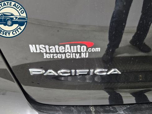 Used 2024 Chrysler Pacifica Limited FWD image 40