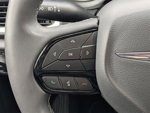 Used 2023 Chrysler Pacifica Touring image 22