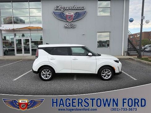 Used 2025 Kia Soul LX w/ LX Technology Package FWD image 1