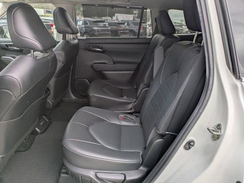 Used 2022 Toyota Highlander XLE image 8