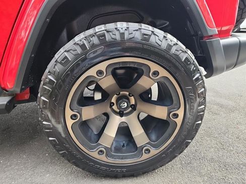 Used 2019 Jeep Wrangler Unlimited Sahara AWD/4WD image 16
