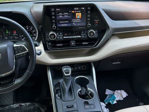 Used 2021 Toyota Highlander XLE AWD/4WD image 7