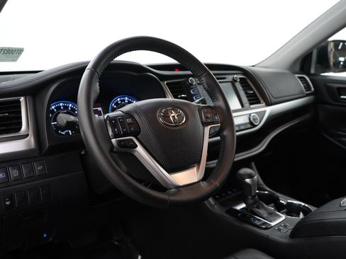Used 2019 Toyota Highlander XLE AWD/4WD image 27