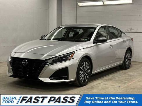 Used 2024 Nissan Altima 2.5 SV FWD image 1