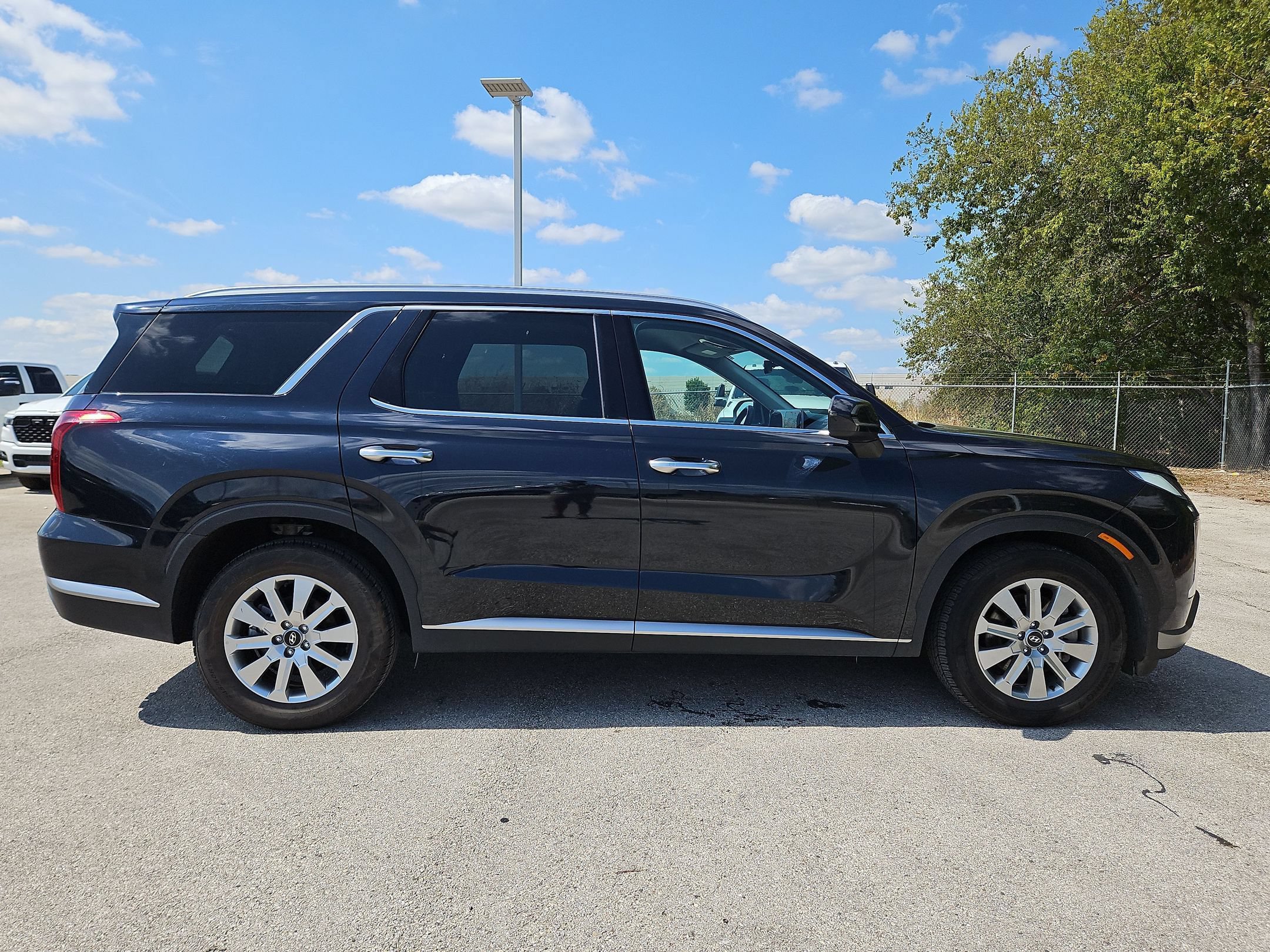 Used 2025 Hyundai Palisade SEL FWD image 2