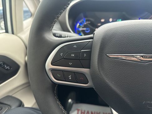 Used 2024 Chrysler Pacifica Select image 18