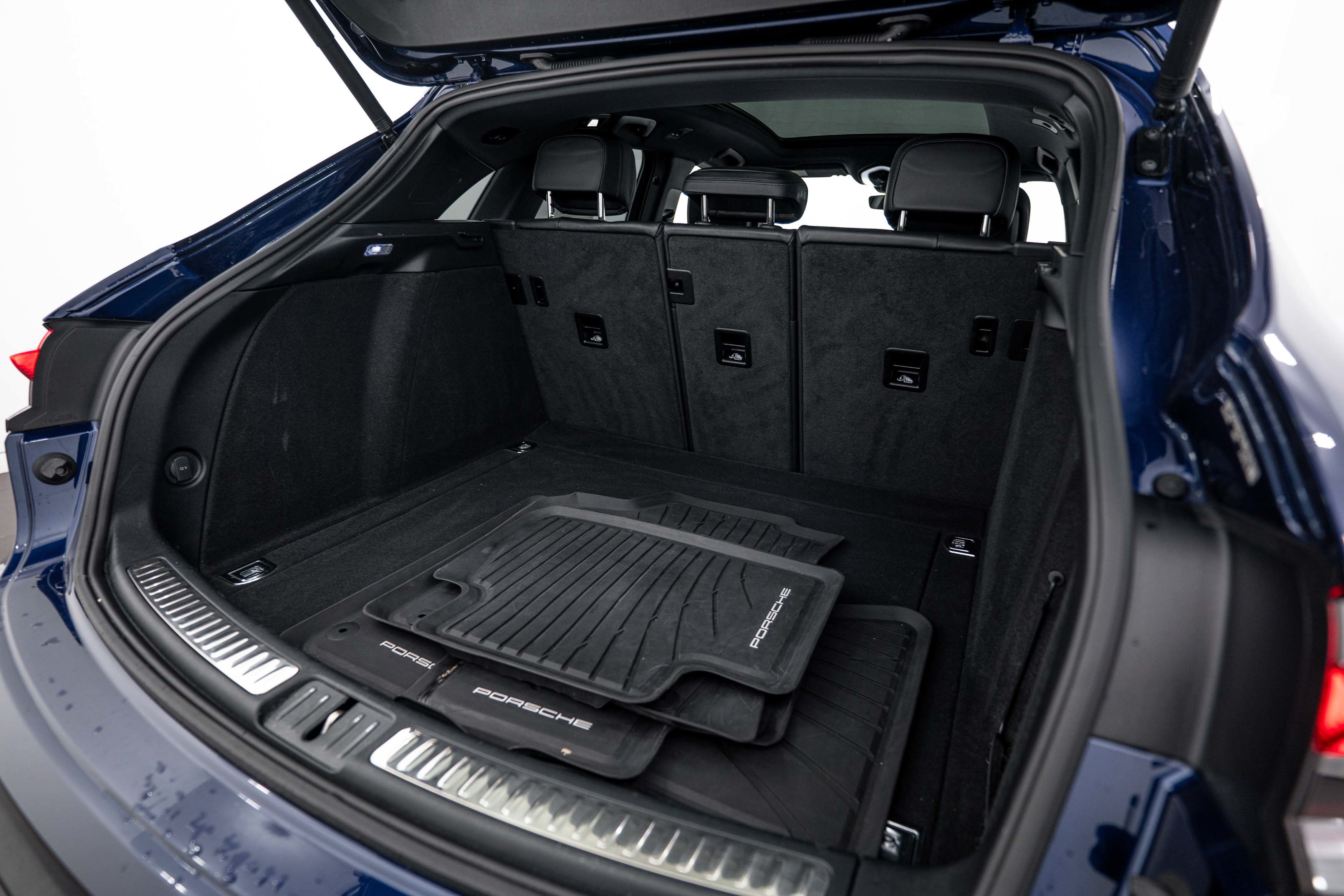 Certified 2025 Porsche Macan AWD/4WD image 23