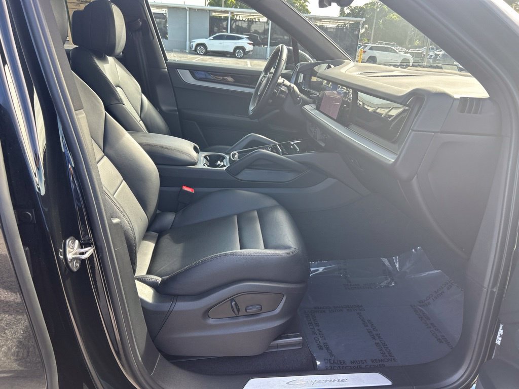 Used 2025 Porsche Cayenne AWD/4WD image 23