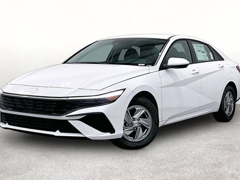 Used 2026 Hyundai Elantra SE FWD image 2