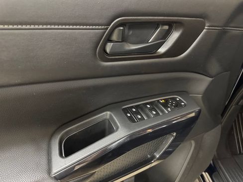 Used 2025 Nissan Pathfinder SV AWD/4WD image 7