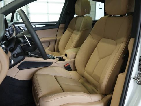 Certified 2025 Porsche Macan image 5