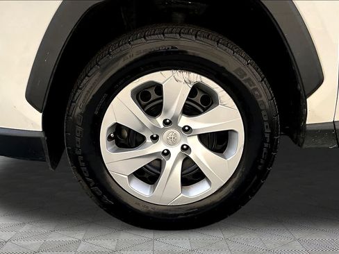 Used 2021 Toyota RAV4 LE FWD image 11