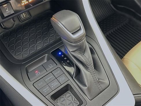 Used 2023 Toyota RAV4 XLE Premium image 17