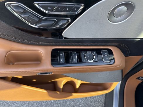 Used 2020 Lincoln Aviator Black Label w/ Class IV Trailer Tow Package image 15