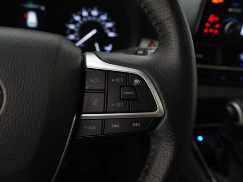 Used 2021 Toyota Sienna XLE image 27