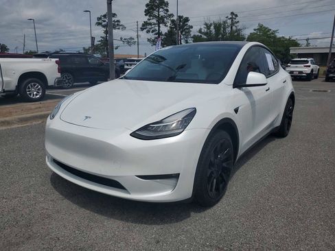 Used 2022 Tesla Model Y Long Range AWD/4WD image 1
