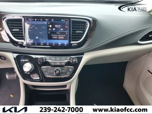 Used 2022 Chrysler Pacifica Limited FWD image 19