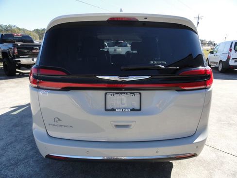 Used 2021 Chrysler Pacifica Touring-L w/ Premium & Safety Sphere Group image 4