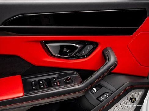Used 2022 Lamborghini Urus AWD/4WD image 23