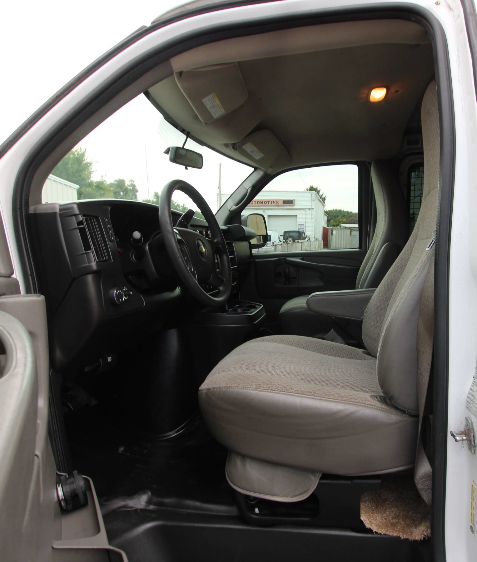 Used 2015 Chevrolet Express 2500 RWD image 8