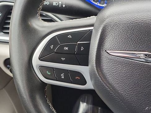 Used 2023 Chrysler Pacifica Touring-L FWD image 15