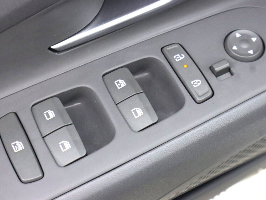 Used 2025 Hyundai Elantra SEL FWD image 31