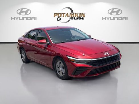 Used 2025 Hyundai Elantra SE w/ Cargo Package FWD image 3