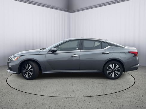 Used 2022 Nissan Altima 2.5 SV image 2