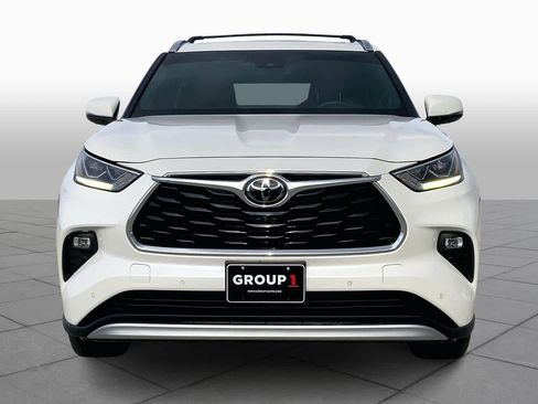 Used 2020 Toyota Highlander Platinum image 3