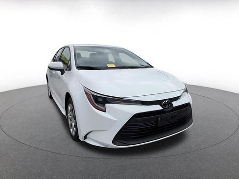 Used 2025 Toyota Corolla LE image 3