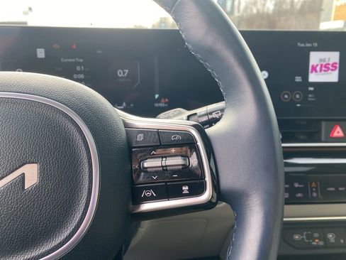 Used 2025 Kia Carnival SX Prestige image 33