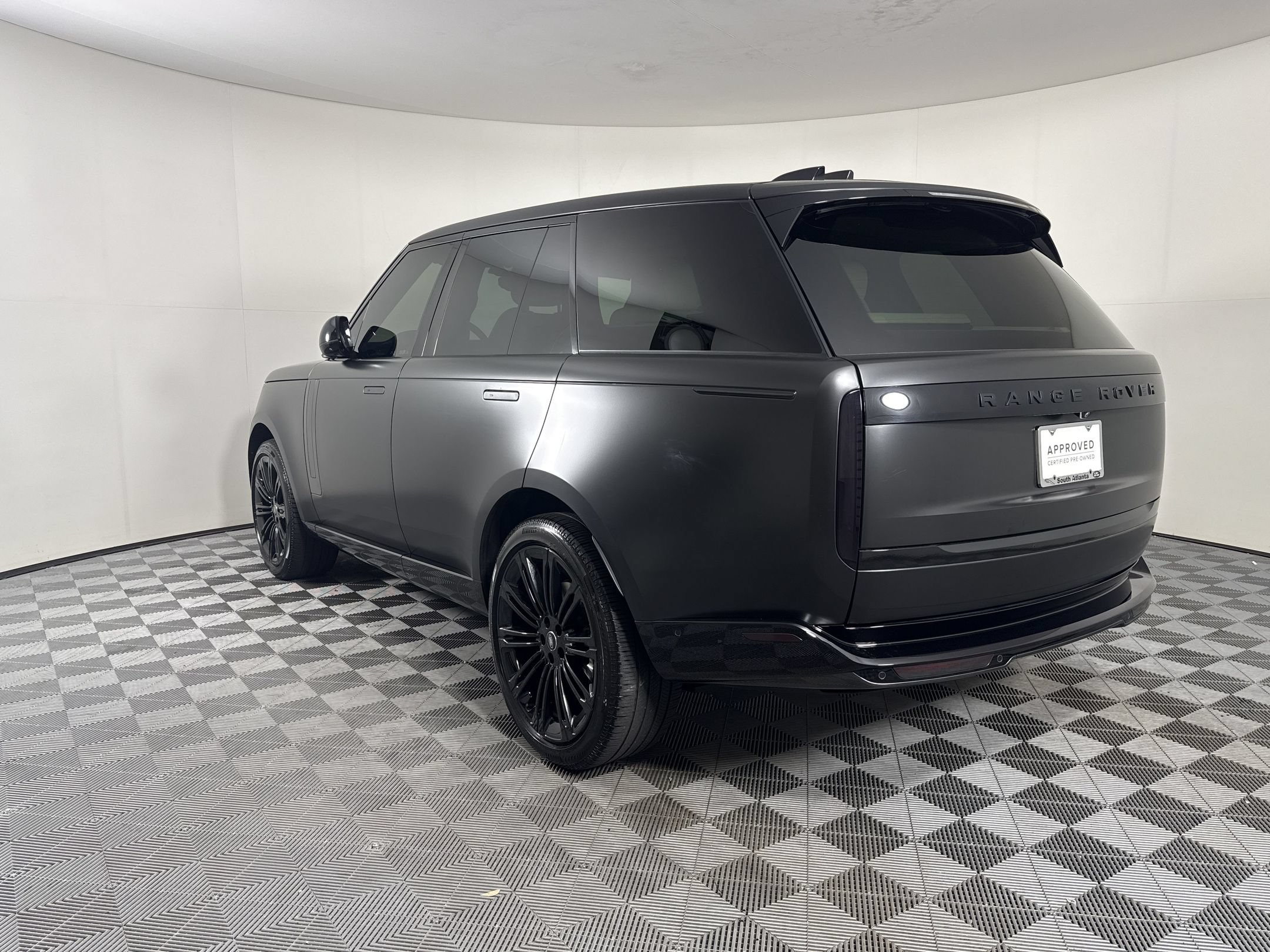 Used 2025 Land Rover Range Rover SE AWD/4WD image 3