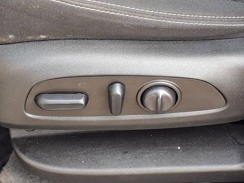 Used 2022 GMC Terrain SLE w/ Driver Convenience Package image 4