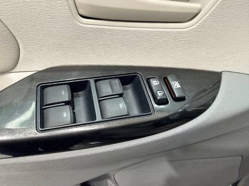 Used 2012 Toyota Sienna LE w/ Towing Pkg FWD image 13