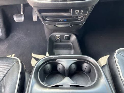 Used 2019 Chrysler Pacifica Limited w/ Advanced Safetytec Group FWD image 18