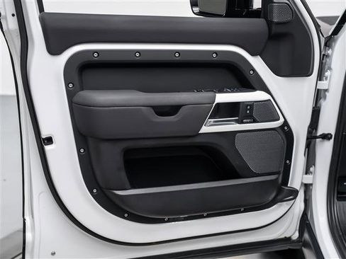 Used 2023 Land Rover Defender 110 SE image 23