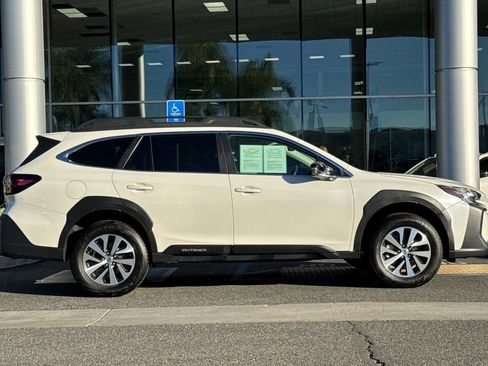 Used 2025 Subaru Outback Premium image 3